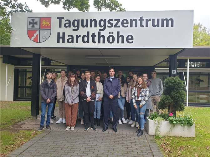 Die Jahrgangsstufe 13 der IGS Maifeld besucht die Hardthöhe.  Foto: Tina Böhmer