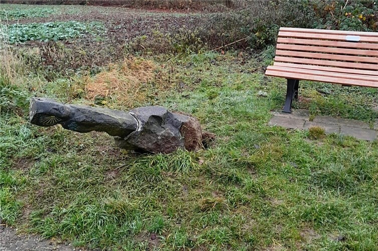 Die „Jakobsstele“, geschaffen von Wolfgang Springer, wurde vor Weihnachten zweimal umgeworfen. Fotos: Rüdiger Neitzel