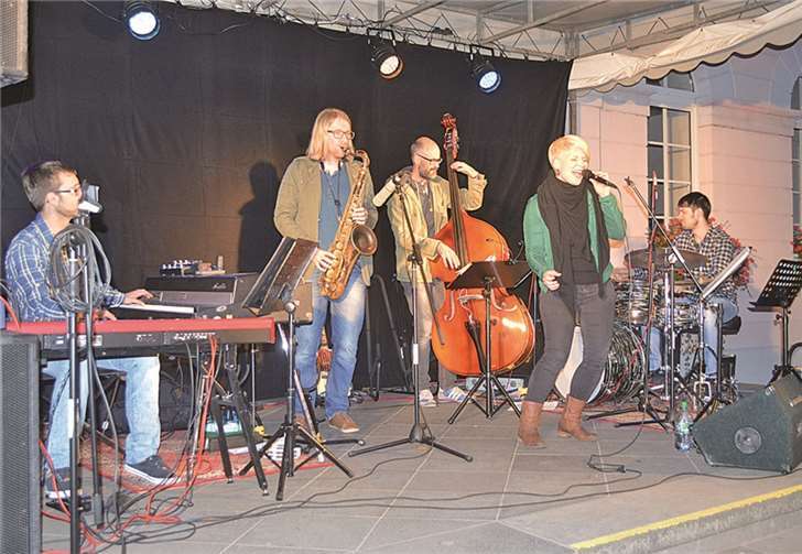 Die Jazzband Konflux begeisterte ein großes Publikum, das sich nach und nach in den marktumliegenden Außengastronomien eingefunden hatte.