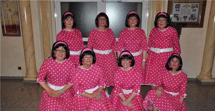 Die Jecken Frauen von Villip präsentieren sich wie immer in bunten Kostümen. privat