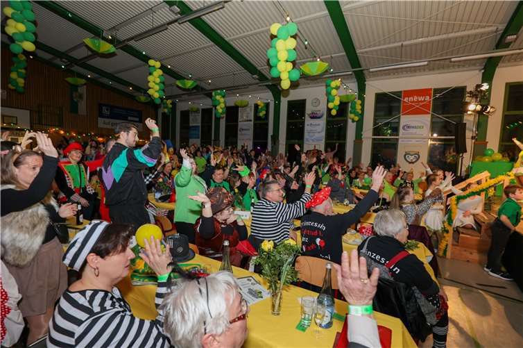 Die Jecken feiern in der Mehrzweckhalle.