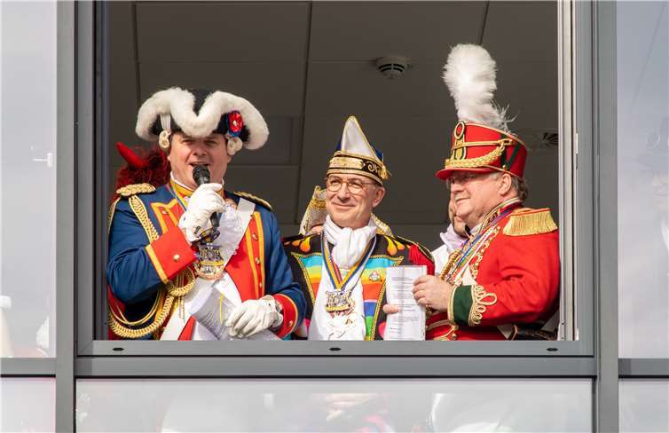 Die Jecken haben das Rathaus erobert und Bürgermeister Bert Spilles (Mitte) entthront.