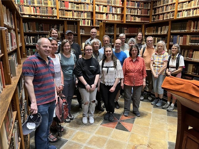 Die Jesuitenbibliothek aus dem 19. Jahrhundert wurde besichtigt.  Foto: privat