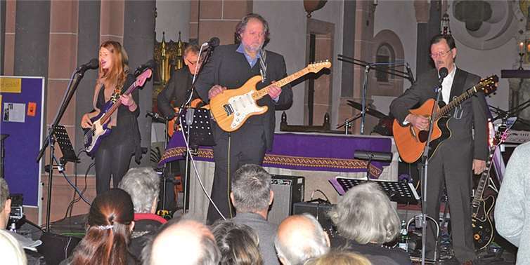 Die J´eus Kellerband gab ein besonderes Weihnachtskonzert in der Pfarrkirche Sankt Peter und Paul vor großem Publikum. AB