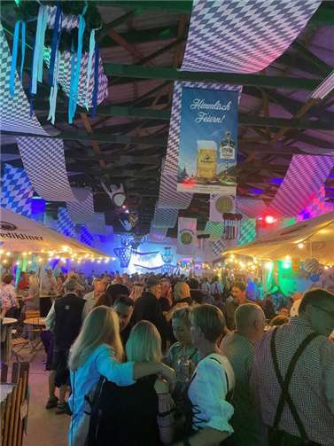 Die Johann-Lehnert-Festhalle bot die richtige Feierplattform.  Fotos: privat