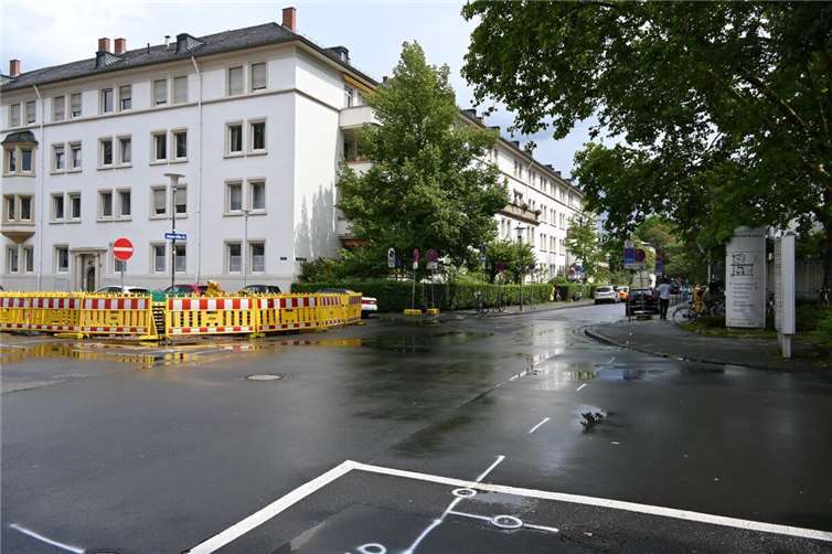 Die Johannes-Müller-Straße wird an der Kreuzung zur Südallee aufgrund von Bauarbeiten vollständig gesperrt. Die Notaufnahme des Evangelischen Stifts bleibt über die Ludwigstraße/Südallee erreichbar.  Foto: Stadt Koblenz/Verena Groß