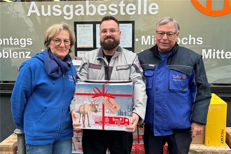 Die Johanniter am Mittelrhein haben 24 Weihnachtstrucker-Pakete an die Tafel Koblenz übergeben. V.li. Petra Itschert-Rasch, Tobias Zimmermann, Peter Bäsch. Foto: Sabine Israel