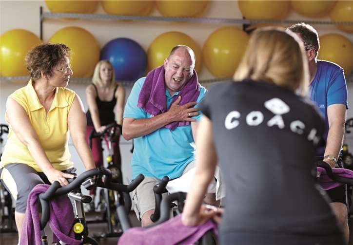 Die Johanniter geben Ratschläge wie man sich bei einem Herzinfarkt verhalten soll. Die Johanniter/Schemmann