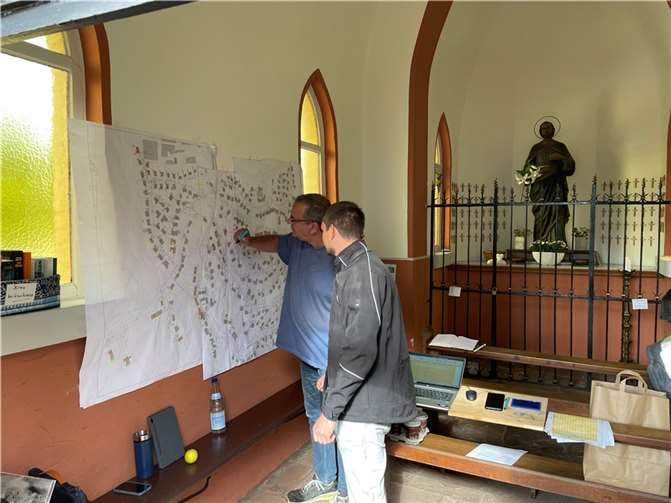 Die Josefskapelle diente als „Einsatzzentrale“. Von dort koordinierten Michael Obel (li.) und Sascha Schaab die Einsätze.  Fotos: Peerenboom/evm