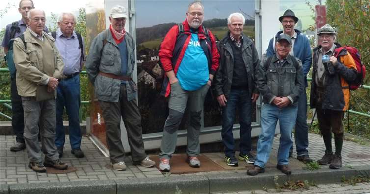 Die Josefswanderer vor dem „Pumphäuschen“ in Bandorf.