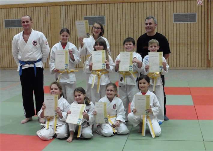 Die Ju-Jutsukas mit dem erworbenen weiß-gelben Gürtel und Urkunde.privat