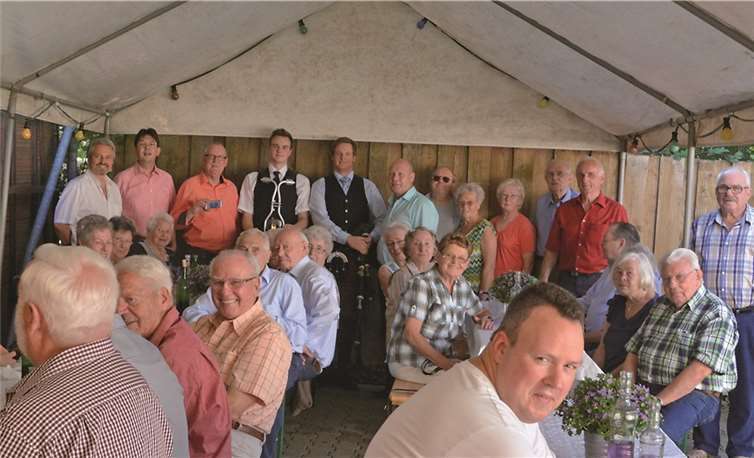 Die Jubiläumsgäste beim geselligen Miteinander. privat