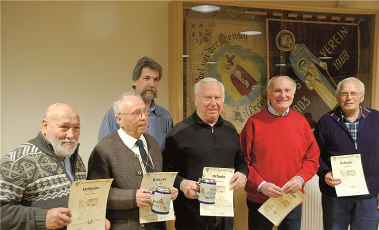 Die Jubilare Antonio Sottile, Anton Beer, Georg Kahlenberg, Paul Schmitt und Bruno Brieske (v.l.) wurden von Geschäftsführer Reiner Odenthal (im Hintergrund) geehrt. Privat