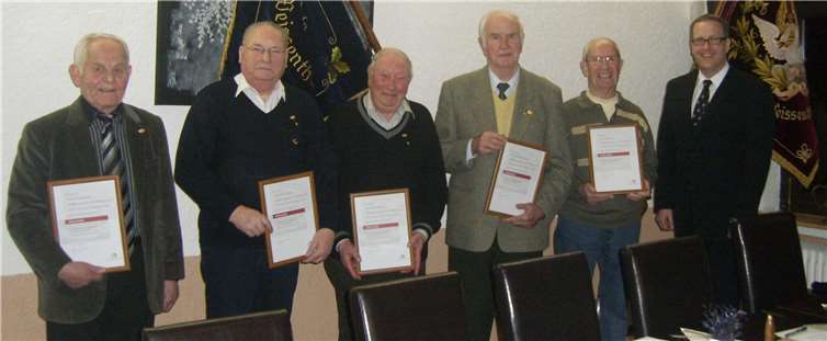 Die Jubilare Friedel Diether, Günter Temme, Hans Temme, Manfred Hennrichs und Willi Moog mit Jens Konieczny.privat