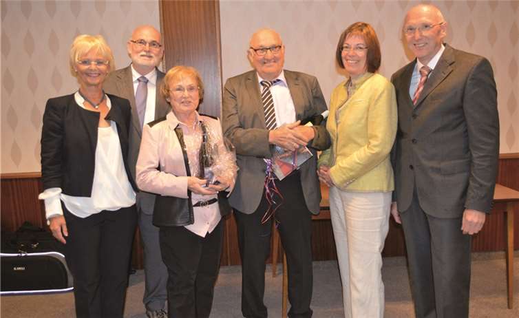 Die Jubilare Heinrich und Erna Ockenfels (Mitte) mit den Söhnen Arno (l.) und Peter (r.) und ihren Ehefrauen Gitti und Michaela. AB