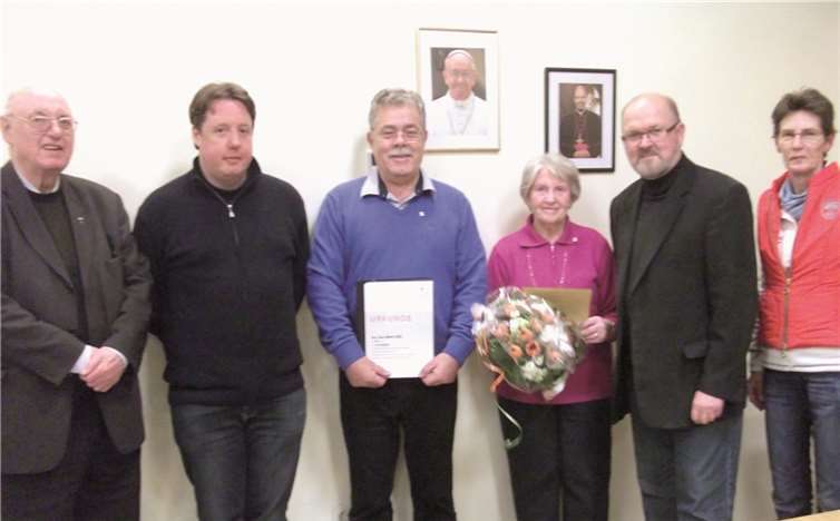 Die Jubilare Käthi Müsch und Hans-Werner Müller zusammen mit Präses Pastor Rith, Chorleiter Florian Strub und weiteren Vorstandsmitgliedern .privat