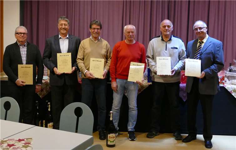 Die Jubilare: Reinhard Michels, Georg Ferdinand, Felix Reuter, Josef Balmert, Rudi Stahlhofen, Bernd Bendel. Es fehlte Alfred Strub.Foto: privat