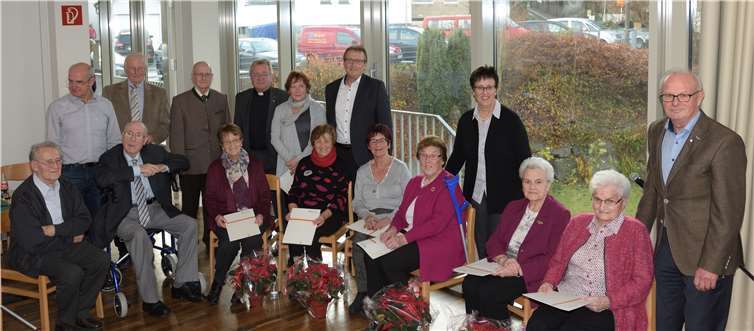 Die Jubilare am Kolping-Gedenktag (von rechts): Bernd Geisen (Diözesanvorsitzender)Jubilarin Bernhardine Geilen, Renate Daub, Vorsitzende Ulrike Held, Jubilarin Annegert Kranz, Gretel Mintinig, Ursel Kranz, Susanne Dernbach, Jubilar Karl-Heinz Weiler und Alois Daub. Stehend von rechts: Jubilare Joachim Plitzko und Heidi Einig, Pastor Ralf Birkenheier, Jubilar Gernd Nick und Jubilar Gernd Montermann sowie Rolf Schumacher von der KF Ettringen. MB