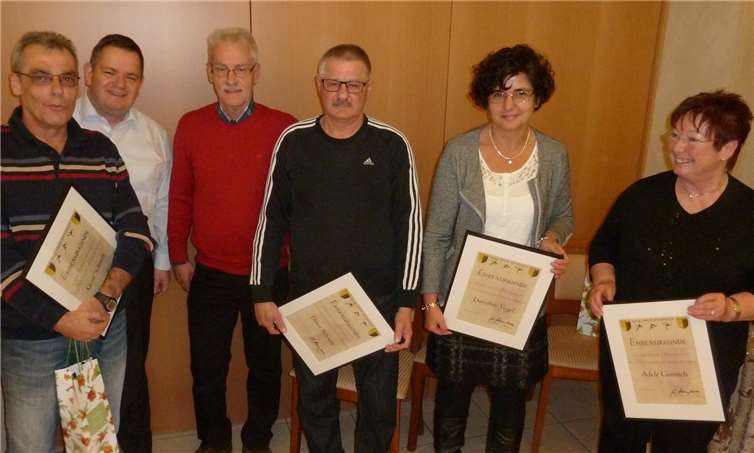 Die Jubilare bei der Übergabe der Urkunden für 50 Jahre Vereinsmitgliedschaft. privat