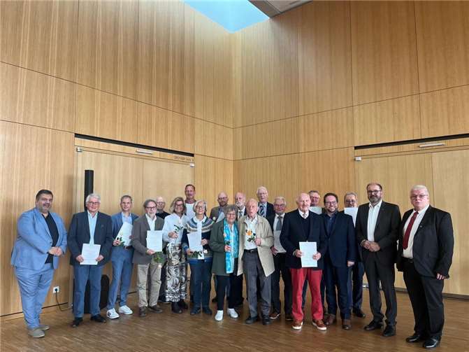 Die Jubilare der CDU zusammen mit Peter Moskopp, MdL; Pascal Badziong, Erster Kreisbeigeordneter MYK; Michael Loch, Gemeindeverbandsvorsitzender sowie Marco Pusceddu, Fraktionsvorsitzender der CDU im Verbandsgemeinderat Vallendar. Foto: CDU VG Vallendar