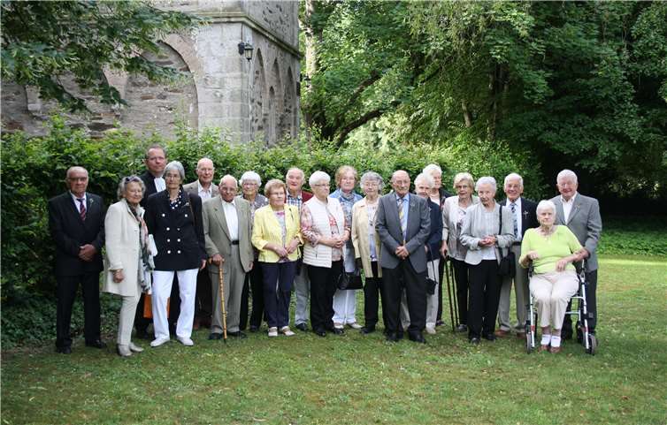 Die Jubilare der Jahrgänge 1933/1934 vor der Feldkirche.privat