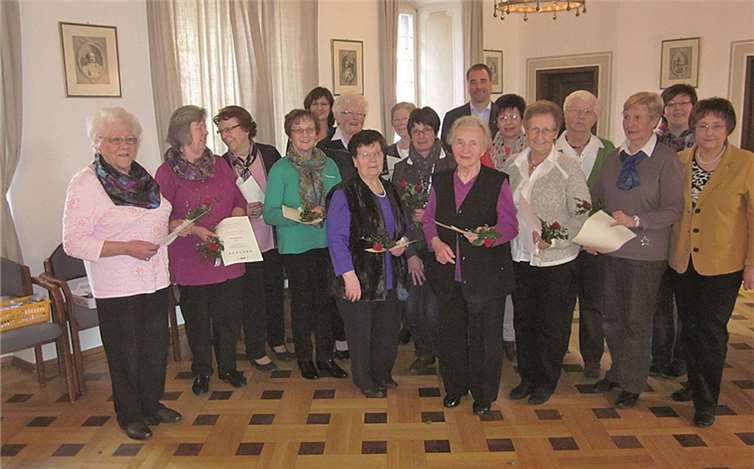 Die Jubilare der kfd Adenau (von links): Lisbeth Luis, Marlies Kaiser, Irmgard Baur, Maria Arenz, Ruth Holbach, Elke Augel, Margarete Sauerkraut, Inge Esper, Hildegard Körtgen, Franziska Knechtges, Pastor Dr. Rainer Justen, Margret Schmitt, Hildegard Nohles, Elfriede Beckers, Anneliese Surges, Annette Linnarz und Annelene Korden.