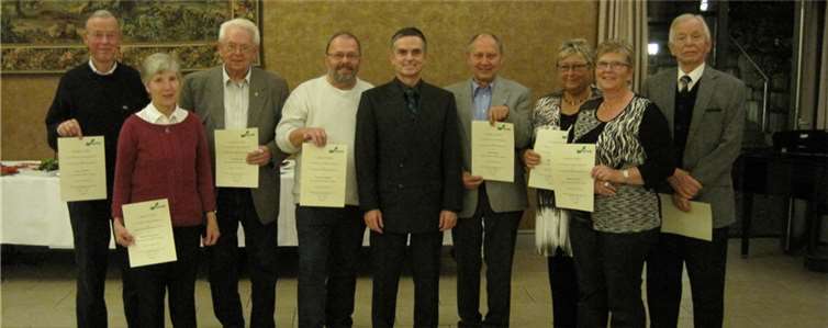 Die Jubilare des Abends (in Klammern die Jahre der Vereinszugehörigkeit( (v.l.): Franz-Adolf Bois (20), Hiltraut Wipperfürth (20), Wolfgang Fäte (15), Hans–Georg Kabus (10), Günter Winkel, Benno Kunz (10), Ingeborg Gasse (10), Edeltraut Heubes (10), Franz Hermann Depenbrock (10). Jubilare, die nicht auf dem Foto zu sehen sind: Hans-Jakob Schnurpfeil (15), Hubert Klein (10), Norbert Tuschen (10). K.-H. Carle