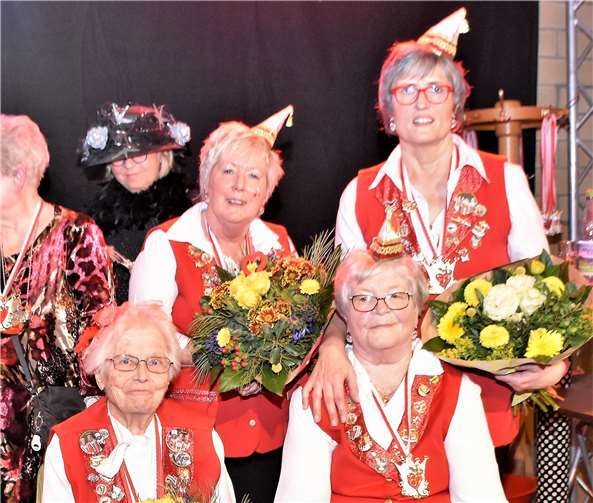 Die Jubilare des Damenkomitees „Rotkehlchen“ erhielten als Anerkennung für ihren langjährigen Einsatz einen Blumenstrauß.