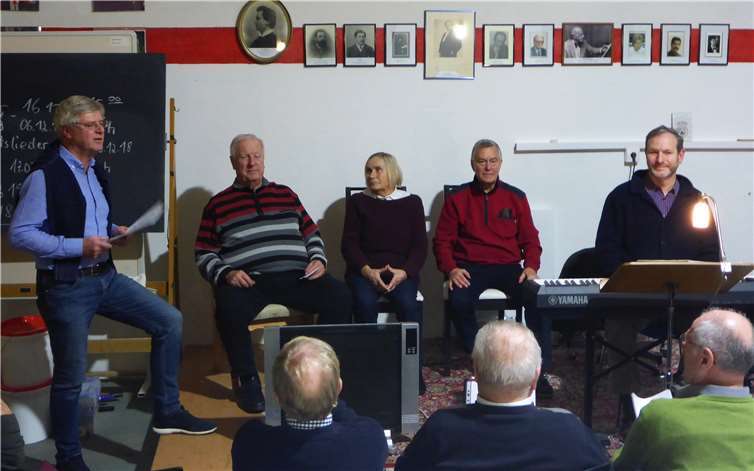 Die Jubilare des Linzer Männergesangvereins bei der Ansprache des zweiten Vorsitzenden. (v.l.): Hans Schmitt, Norbert und Annemarie Klein, Peter Bouillon und Dirigent Axel E. Hoffmann.Roland Thees