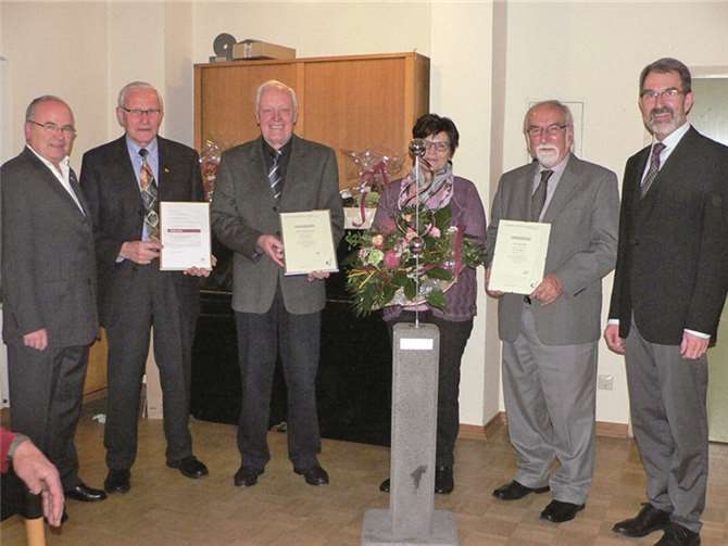 Die Jubilare des MGV Thür: Von links nach rechts Lothar Kaesgen, Karl Schopp, Friedrich Hermes, Irmgard Hermes, Paul Blum, Rolf Müller. privat