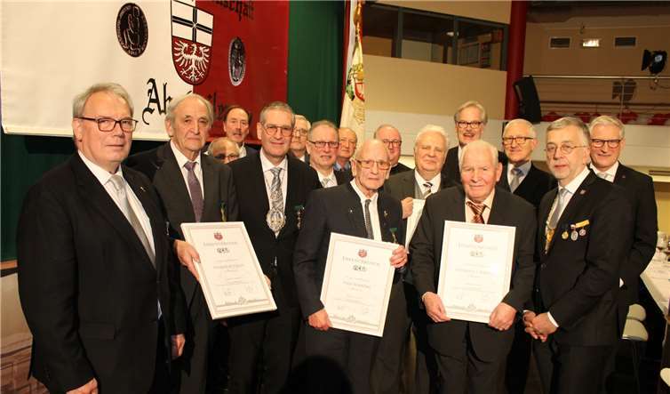 Die Jubilare durften sich über Urkunden und Jubiläumsmedaillen freuen.