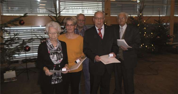 Die Jubilare erhielten Urkunden und Abzeichen: (V.l.) Erna Zirwes, Ursula Diether, Reiner Rudolph, Vorsitzender Georg Rausch und Josef Lohner.  privat