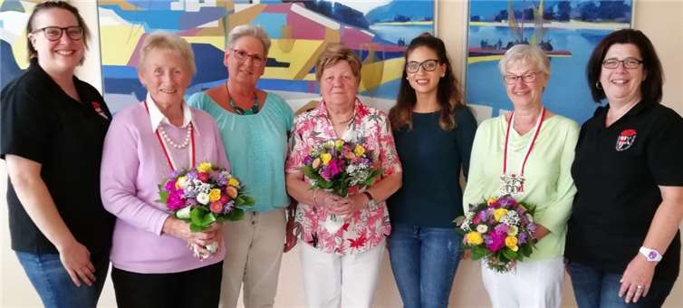 Die Jubilare erhielten einen schönen Blumenstrauß. Privat