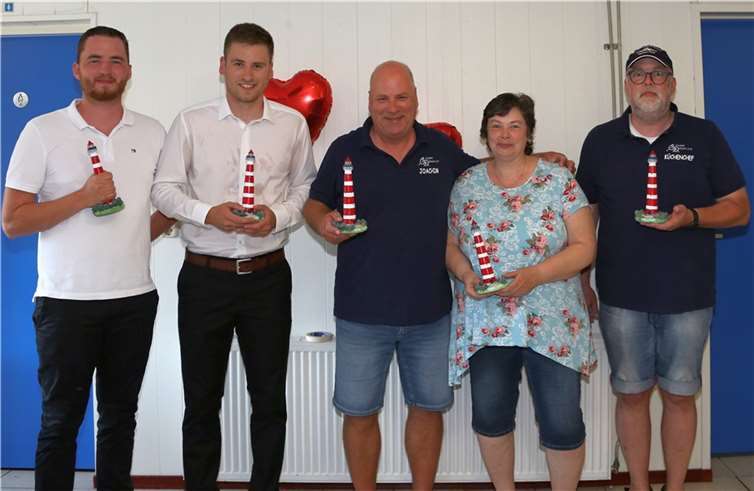 Die Jubilare freuen sich über den originalen Ameländer Miniaturleuchtturm.