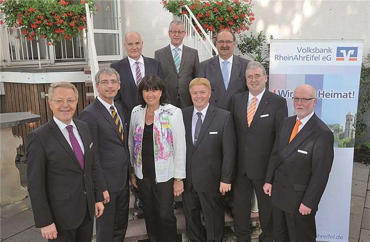 Die Jubilare freuen sich (v.l.): Vorstandsvorsitzender Elmar Schmitz, Vorstand Sascha Monschauer, Helmut Reuter, Christel May, Günter Schuster, Lothar Schnitzler, Betriebsrat Wolfgang Krupp, Bruno Jaeger, Ralf Nohles. privat