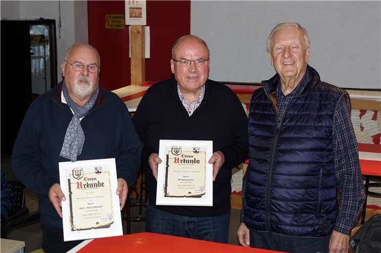Die Jubilare mit 50 Jahren Zugehörigkeit zum Linzer Männergesangverein: Karl-Heinz Stieldorf, besser bekannt als Bailey sowie Wolli Klein, mit den vom 1. Vorsitzenden, Norbert Klein überreichten Urkunden.Foto: Roland Thees
