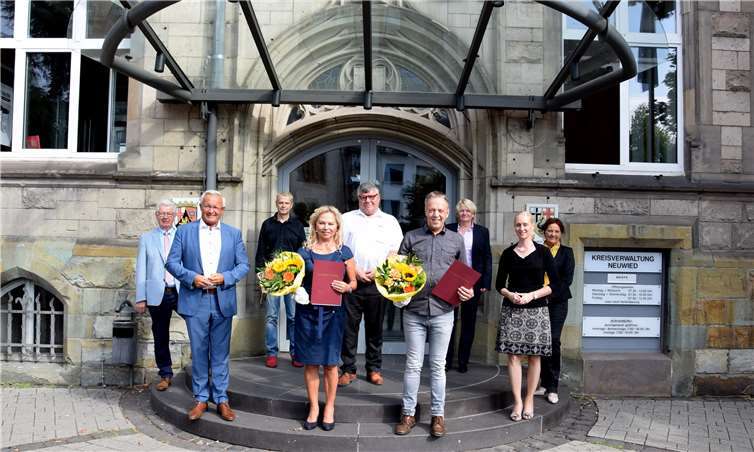 Die Jubilare mit dem Kreisvorstand und der Personalratsvorsitzenden vor der Kreisverwaltung.1.Reihe (v.l.n.r.): Landrat Achim Hallerbach, Kreisoberverwaltungsrätin Helga Zoltowski und dem Verwaltungsfachangestellten Friedhelm Lorscheid, sowie Büroleiterin Diana Wonka2.Reihe (v.l.n.r.): Kreisbeigeordneter Werner Wittlich, Stefan Birkenbeil, stellvertretender Leiter der Abteilung Bauen und Umwelt, 1. Kreisbeigeordneter Michael Mahlert, Kreisbeigeordnete Birgit Haas und Personalratsvorsitzende Birgit Eisenhuth.Foto: Kreisverwaltung