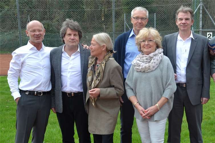 Die Jubilare mit dem Vorstand (v.l.n.r.): Guido Probst (Laudator), Rudi Stümper, Dr. Ulla Grunwald, KaLu Müller, Ute Ehlen, Joa Schubach und Horst Bamberg (Vorsitzender). Bruno Hecht