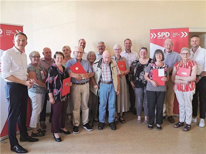 Die Jubilare strahlten mit den Gastgebern und Ehrengästen um die Wette.