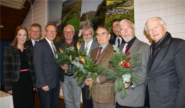 Die Jubilare umrahmt von Kreisvorstandsmitgliedern, MdL Ellen Demuth (l.) und Staatsminister a.D. Heinz Schwarz (r.). privat