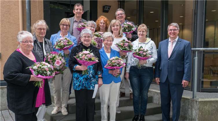 Die Jubilare (v. l.): Renate Ebeling, Helga Geyer, Renate Heers, Stefan Braun, Mónica Priester, Sabine Ebert, Waltrau Meyer-Holzer, Erika Buchwald, Sonja Zimmermann, Thomas Gernentz, Uta Widmayer und Chorleiter Thomas Schmidt.Foto: Rainer Fritzen