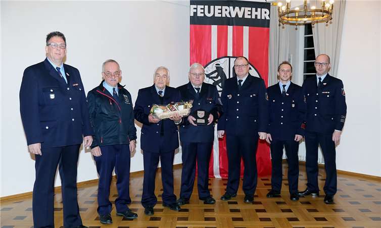 Die Jubilare (v. l. n. r.): Ernst Krämer (Wehrführer), Manfred Pitzen 45, Heinz Setzlach 80-zigster Geburtstag, Alfons Meier 75 Jahre, Guido Nisius (VG Bürgermeister), Rene Lenzen (stellvertretender Wehrführer), Dieter Merten (Wehrleiter).SES