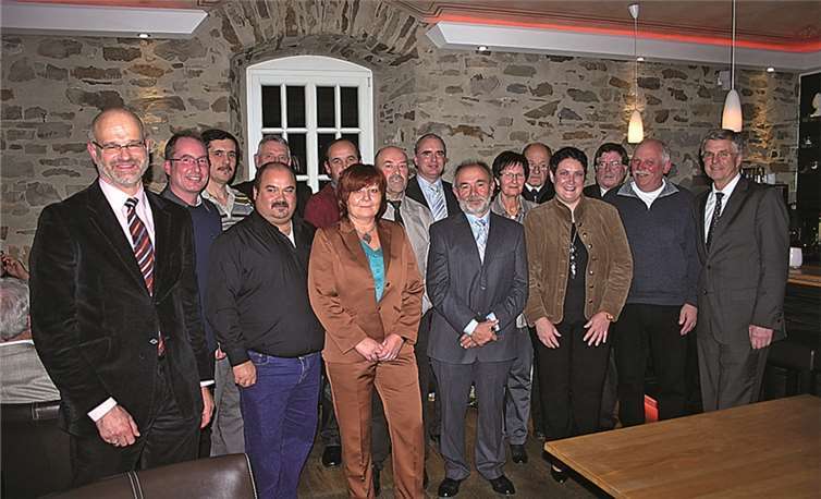 Die Jubilare (v.l.): 1. Gerald Lichter (25 Jahre), 2. Uwe Koch (25 Jahre), 3. Memis Dogan (25 Jahre), 4. Vorne: Andreas Manz (25 Jahre), 5. Hinten: Alfred Saager (25 Jahre), 6. Hinten: Michael Heuser (25 Jahre), 7. Vorne: Gabriele Ockenfeld (40 Jahre), 8. Otmar Scharrenbach (45 Jahre), 9. Michael Fronnert (25 Jahre), 10. Josef Keuler (25 Jahre), 11. Marie-Luise Gostomzik (45 Jahre), 12. Hermann Fink (45 Jahre), 13. Nicole Schneider (25 Jahre), 14. Bruno Mertlich (45 Jahre), 15. Martin Krupp (40 Jahre), 16. Dr. Karl Tack – GF.RÜ