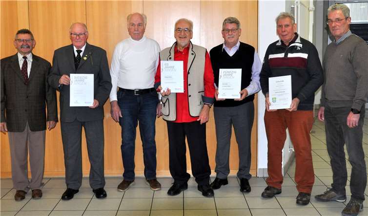 Die Jubilare v.l. Vertreter des Chorverbands Rhein-Mosel Helmut Keßler, die Jubilare Herbert Braunschädel, Hans Juchem, Wolfgang Hoffmann, Gerold Lohner, Wilfried Zerwas, Vorsitzender Wolfgang Sauer.Fotos: privat