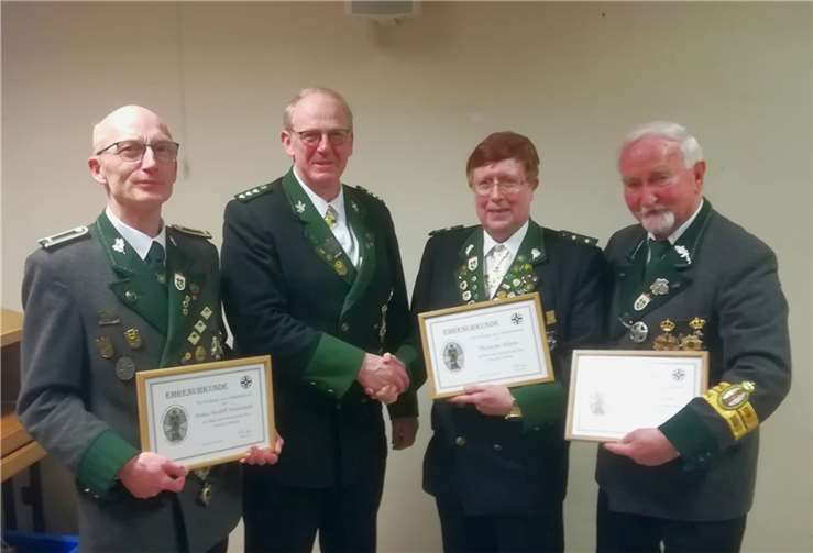 Die Jubilare v.l.n.r.: Franz Rudolf Mularczyk (40Jahre), Brudermeister Peter Nonn, Thomas Nonn (40 Jahre), Wolfgang Paulsen (30 Jahre). Foto: Schützen Brohl