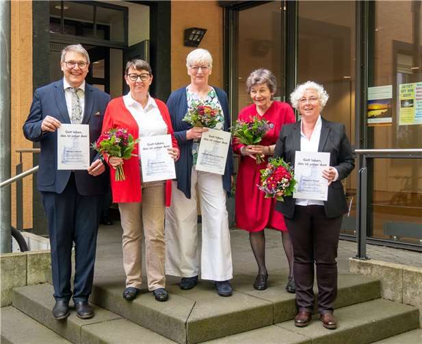 Kantorei der Marktkirche ehrte verdiente Mitglieder Die Jubilare (v.l.n.r): Thomas Schmidt, Katrin Schmidt, Barbara Helmus-Jadischke, Gerda Puderbach, Angelika Ningel. Foto: privat