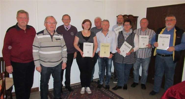 Die Jubilare (von links): Thei Falkenbach, Josef Frömbgen, Vorsitzender Rudi Effert, Katharina Zimmermann, Manfed Kaiser, Egon Orth, Carsten Effert, Martina Nothnagel, Reinhard Nothnagel, Willi Bongardt. Fotos: privat