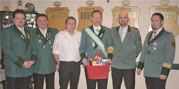 Die Jubilare (von links): der stellvertretende Brudermeister Marco Klee, der stellvertretende Schießmeister Ralf Breuer, Prinz Tim Breuer, Schießmeister Ulrich Dold, Björn Rolef und Brudermeister Christian Klein.