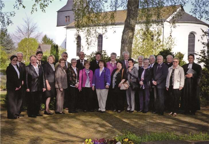 Die Jubilare vor der Evangelischen Kirche zu Oberhonnefeld.privat