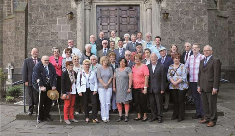 Die Jubilare vor der Pfarrkirche in Brohl. RÜ